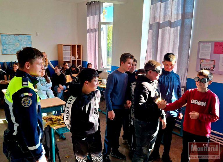 “Dorințe îndeplinite la vârste potrivite” – polițiștii le explică elevilor cum să spună NU violenței