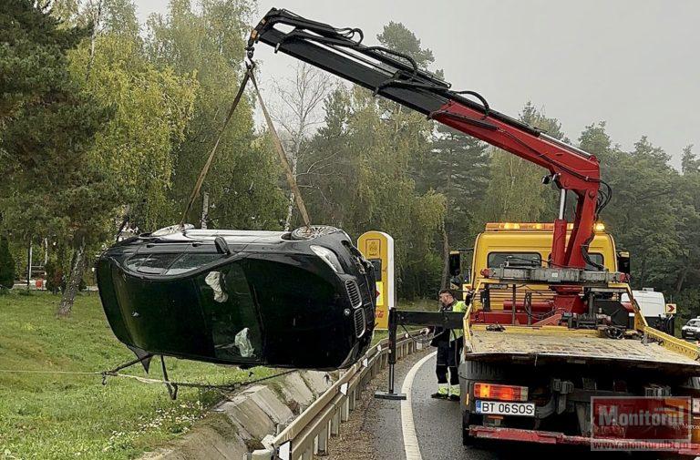 BMW scos cu macaraua după un accident în marginea orașului (VIDEO)