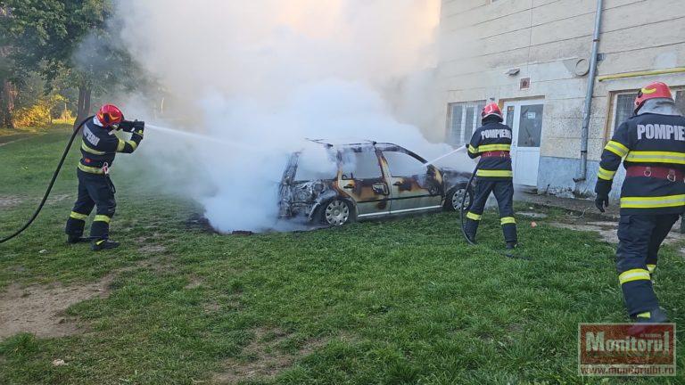 Autoturism în flăcări în fața casei