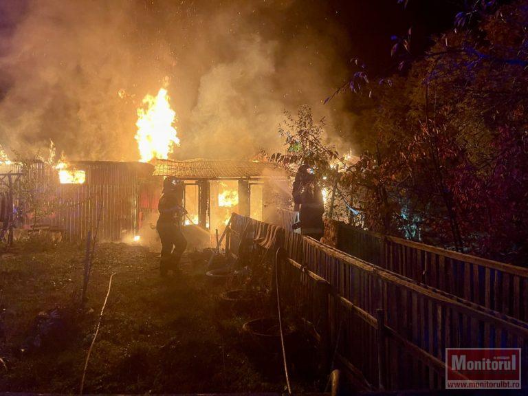 Focul l-a lăsat fără acoperiș deasuora capului în prag de iarnă