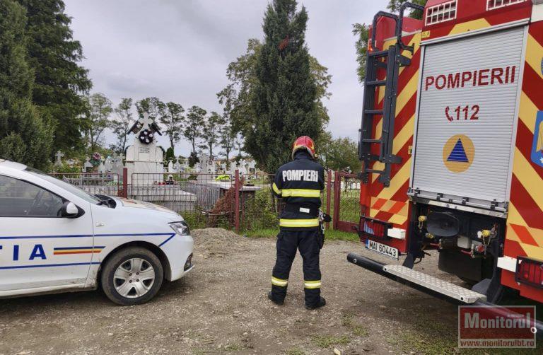 Momente de panică în cimitir: bărbat scos dintr-un mormânt cu pompierii
