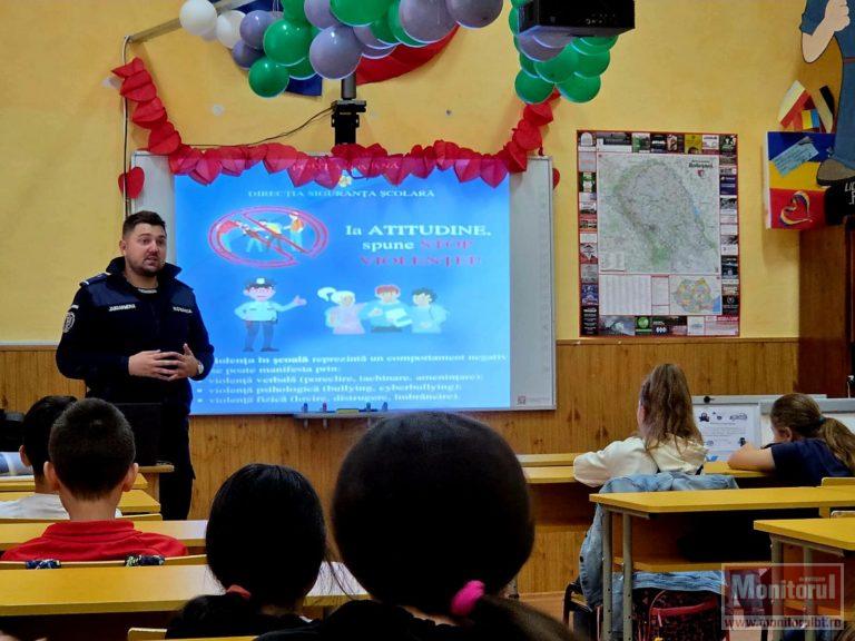 Jandarmii botoșăneni în prima linie a siguranței școlare: 1.000 de elevi instruiți împotriva violenței și consumului de droguri