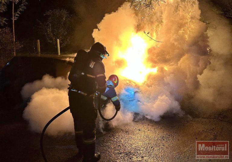 Mașină făcută scrum de la un scurtcircuit. Ce a pățit șoferița