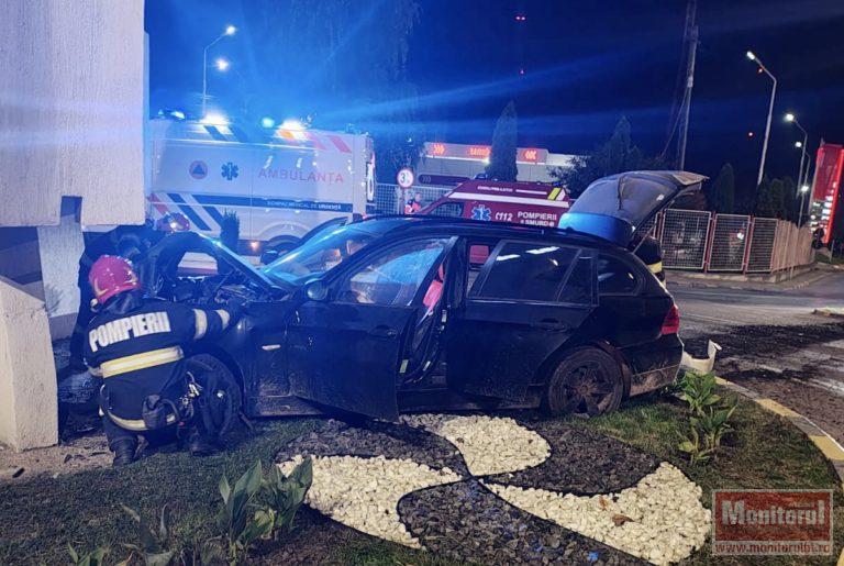 Obelisc luat la țintă cu BMW-ul. Doi bărbați au ajuns la spital (VIDEO)