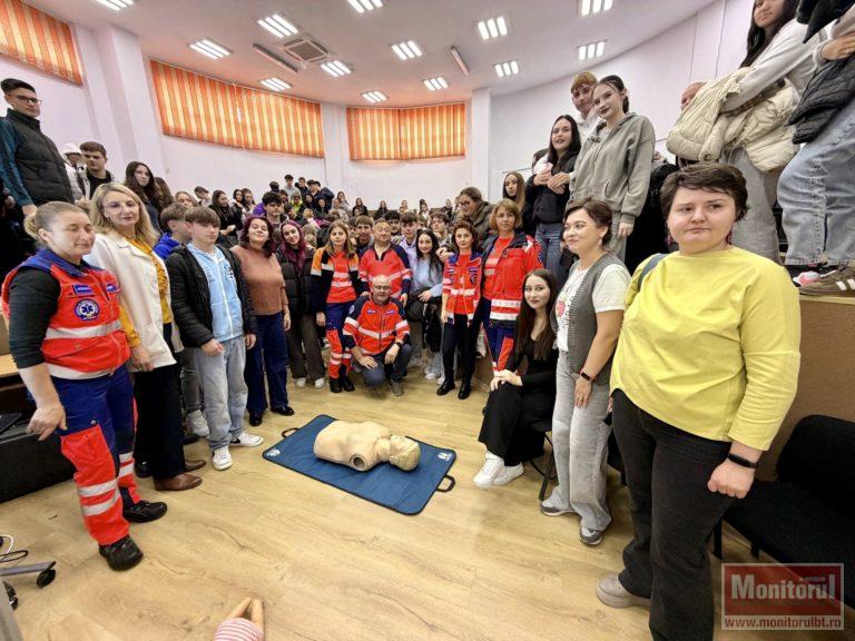 Salvatorii de la Ambulanța Botoșani devin profesori. Sute de elevi au luat lecții de prim ajutor