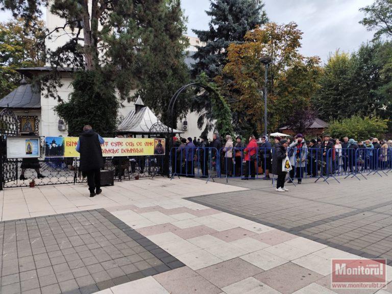 Slujbă cu sute de credincioşi la Biserica „Sfânta Cuvioasă Parascheva” (video)