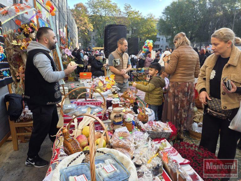 Târg de Toamnă cu sarmale şi iepurași la Școala nr. 12 din Botoșani