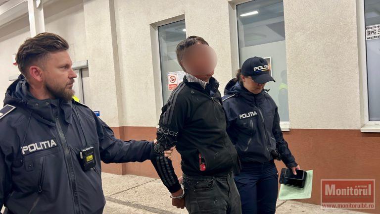 Fiu băgat după gratii după ce și-a călcat tatăl în picioare (VIDEO)