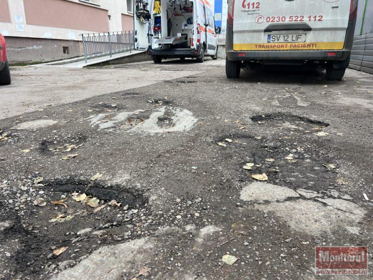 Parcarea suferinței! Pacienți zguduiți prin craterele din curtea Spitalului Județean (VIDEO)