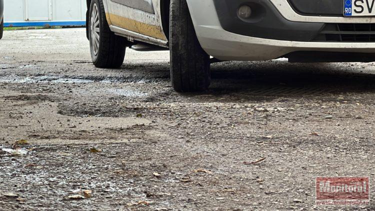 Parcarea suferinței! Pacienți zguduiți prin craterele din curtea Spitalului Județean (VIDEO)