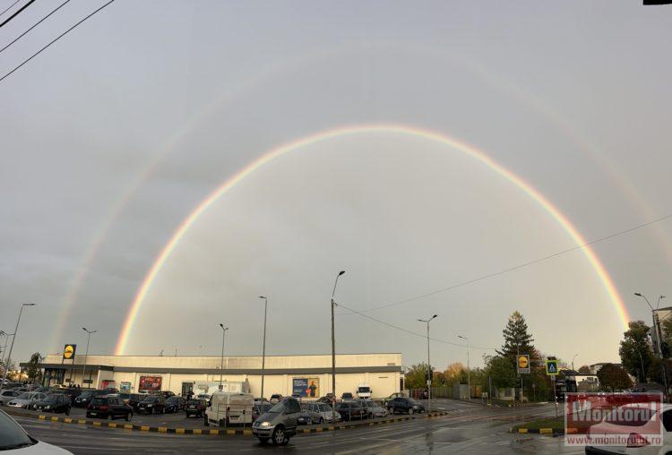 Cerul mohorât al toamnei s-a transformat, pentru câteva minute, într-un adevărat tablou de poveste pe cerul Botoșaniului, iluminat de un dublu curcubeu.