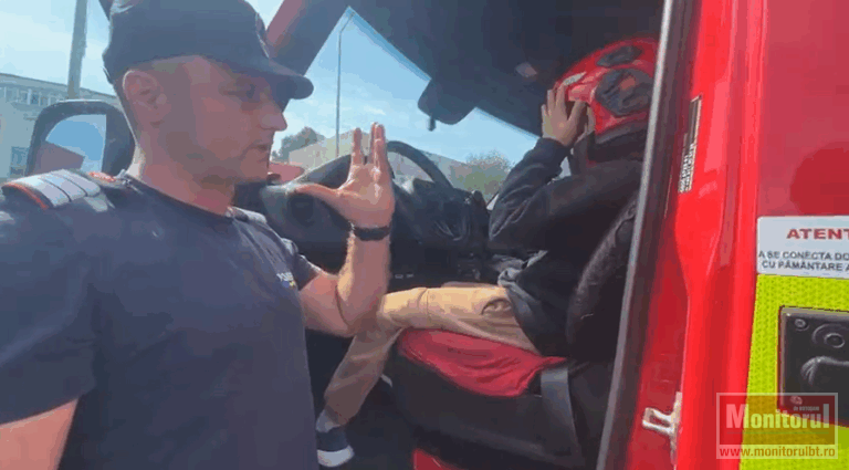 Pompierii îi învață pe copii de ce e bună casca.