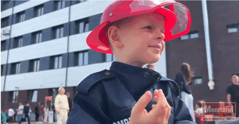 Copiii tot pompieri vor să se facă, aici nu s-a schimbat nimic de-a lungul timpului.