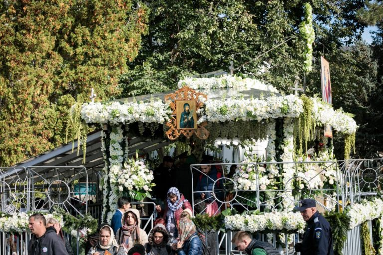 Peste 100.000 de pelerini s-au închinat la racla Sfintei Parascheva. Coadă de patru kilometri pe străzile Iașului (VIDEO)