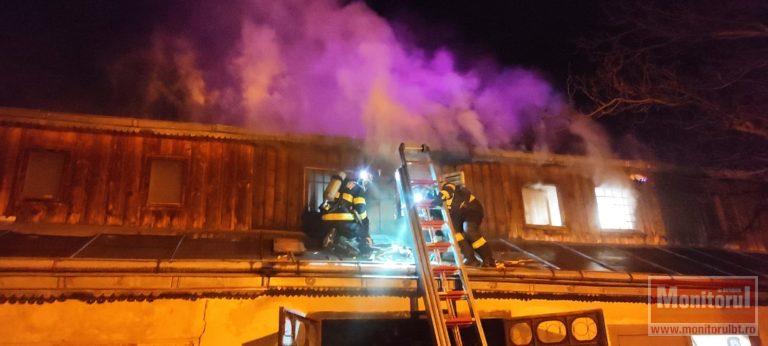 Garaj distrus într-un incendiu stârnit din neglijență