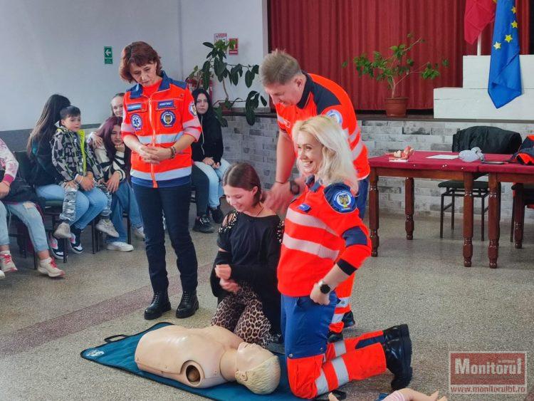 Salvatorii de la Ambulanța Botoșani devin profesori. Sute de elevi au luat lecții de prim ajutor