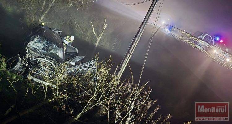 Șofer aruncat pe câmp după un accident cumplit în miez de noapte: “Până dimineață erau morți” (VIDEO)