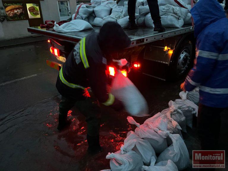 Misiune la 500 km de casă – pompierii botoșăneni, în sprijinul celor loviți de inundații (video)