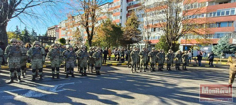 Ziua Armatei sărbătorită cu defilare şi depuneri de coroane (VIDEO)