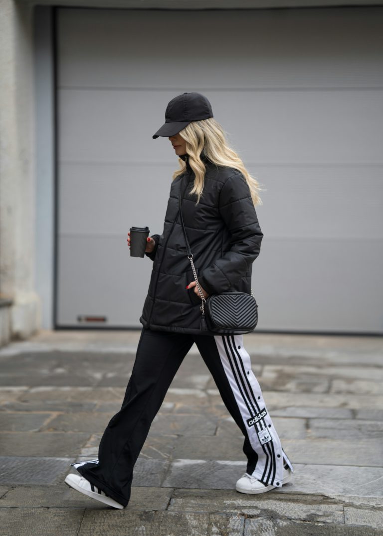 De la sală la stradă: cum au cucerit pantalonii sport garderoba feminină