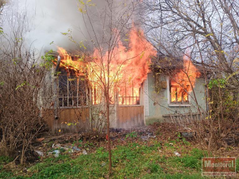 Casă distrusă de flăcări din cauza unei butelii. Pompierii au luptat ore cu flăcările (VIDEO)