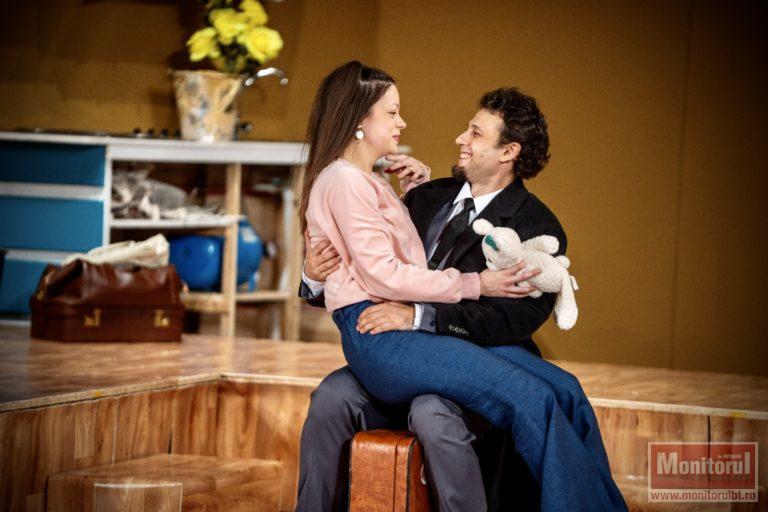 Premieră la Teatrul „Mihai Eminescu”: „Desculț în parc”, o comedie a iubirii care urcă zece etaje fără lift (VIDEO)
