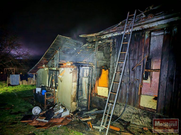Bărbat ajuns la spital dupa ce casa i-a luat foc în marginea orașului