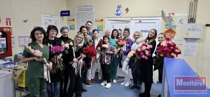Gest de suflet la Pediatrie. Zâmbete și flori pentru mămici și cadrele medicale
