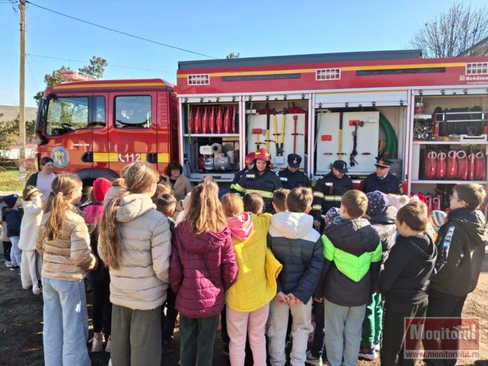 Exerciţii de evacuare cu pompierii la şcoli din judeţ