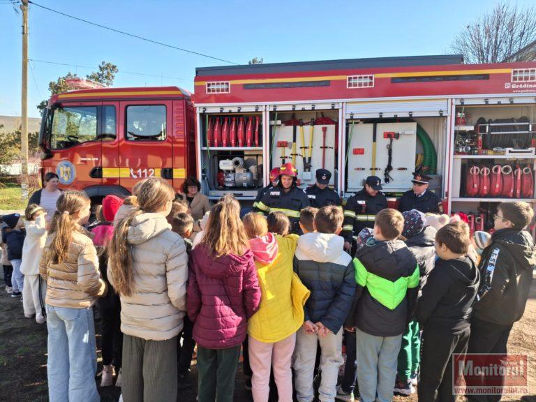 Exerciţii de evacuare cu pompierii la şcoli din judeţ