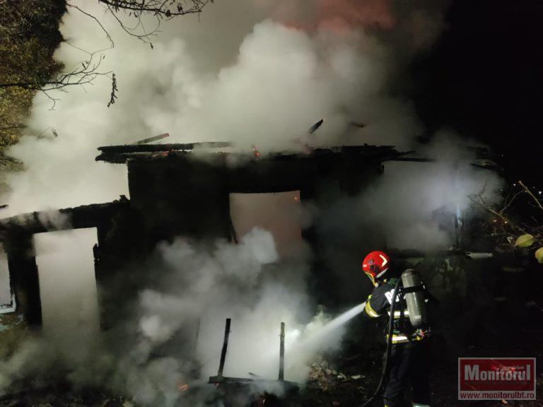 Un incendiu a lăsat-o fără casă în prag de iarnă