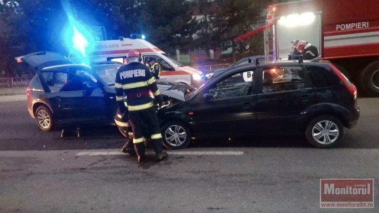 Impact violent între două mașini în zona industrială