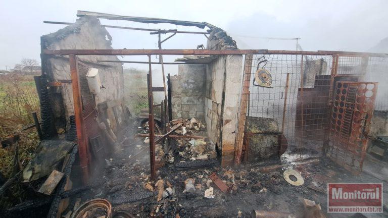 Incendiu devastator în județ. Trei anexe distruse de flăcări