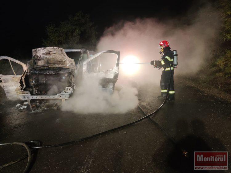 Mașini în flăcări în județ. O mașină incendiată intenționat, o alta a ars în mers (VIDEO)