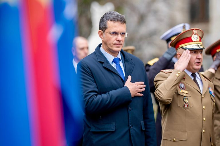 Ministrul USR al Apărării, Ionuț Moșteanu, și-a anunțat demisia, după scandalul studiilor sale