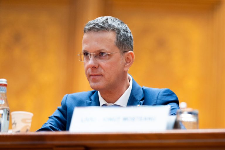 Ministrul Apărării și-a trecut în CV-ul cu care a fost în CA la Tarom absolvirea unei facultăți care neagă că Moșteanu i-a fost vreodată student