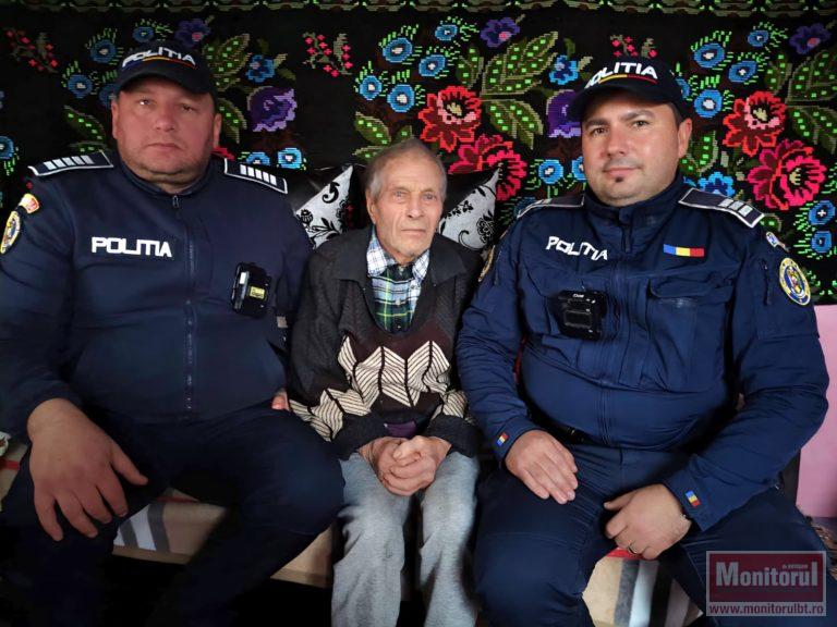 Bătrân salvat dintr-un incendiu devastator de doi polițiști