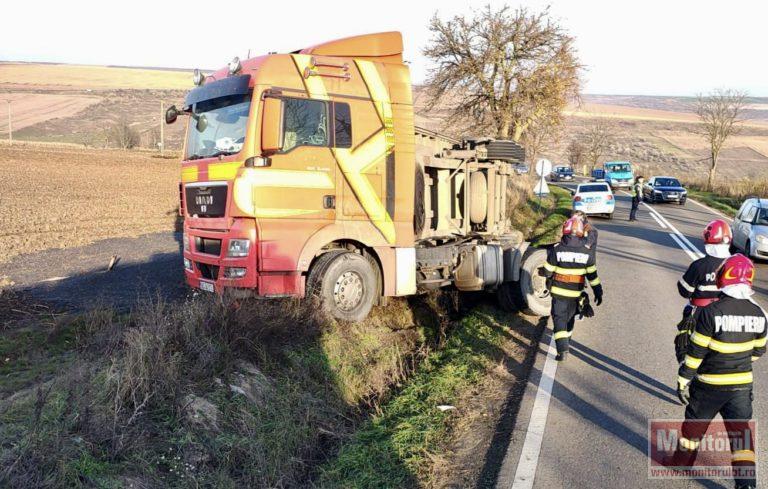 Mastodont răsturnat pe o șosea din județ. Pompierii chemați în ajutor