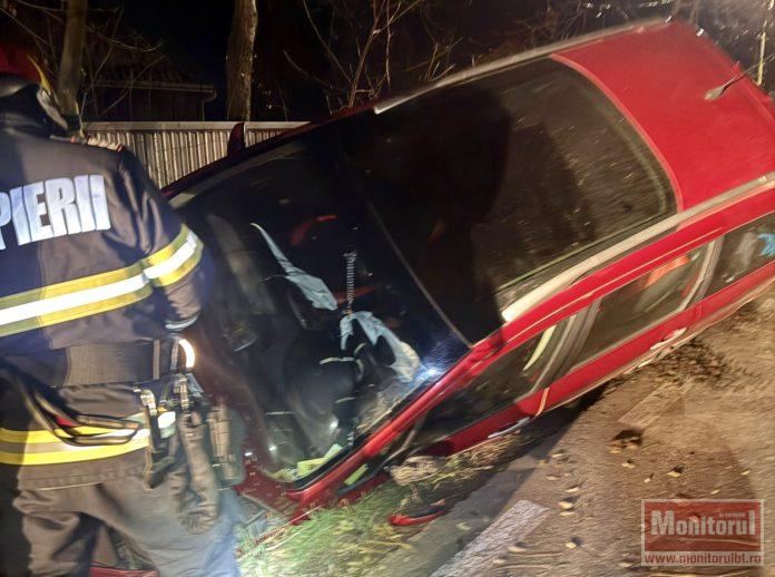 Mașină făcută praf la beție. Șofe scos cu pompierii