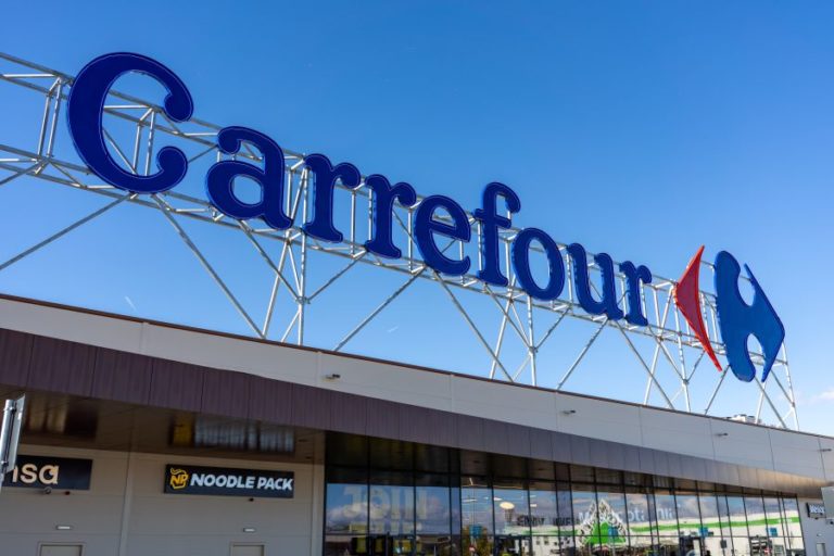 De la cașcavalul de Săveni la pâinea caldă și legume de sezon: ce bunătăți moldovenești găsim în Carrefour Botoșani
