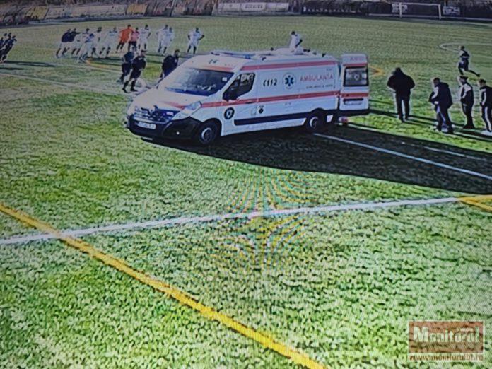 Accidentare de coșmar pe terenul de fotbal. Ambulanțele au intrat direct pe gazon