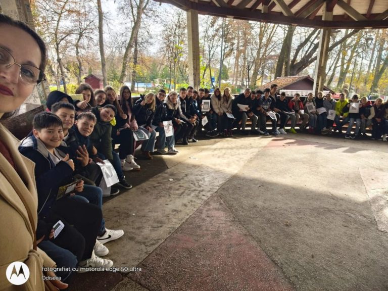 Parcul Eminescu, transformat în bibliotecă interactivă de elevii unei școli din Botoșani