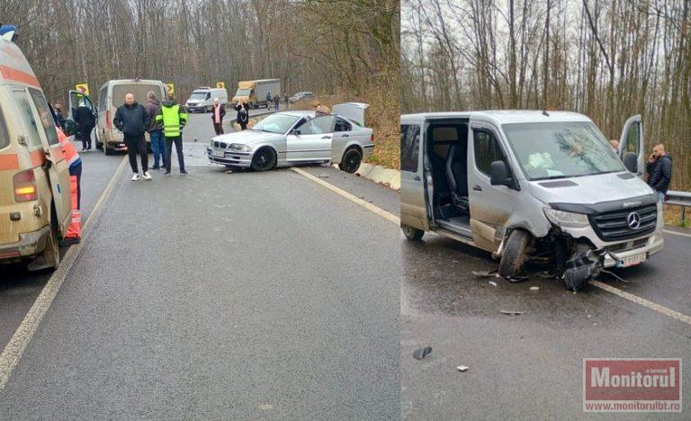 Impact violent între un BMW şi un microbuz cu ucraineni