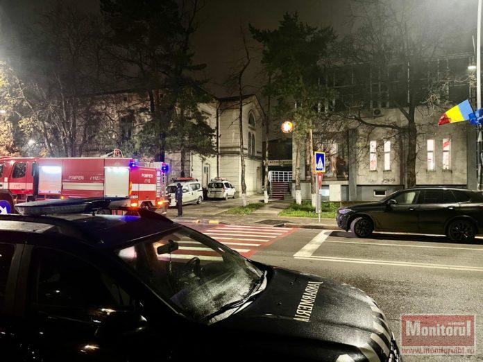 Alertă în miez de noapte. Pompierii și jandarmii intervin la sediul Vodafone (VIDEO)