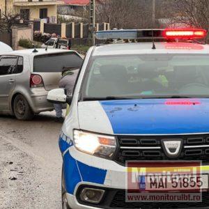 Șoferiță ajunsă la spital după impactul violent cu un cap de pod (VIDEO)