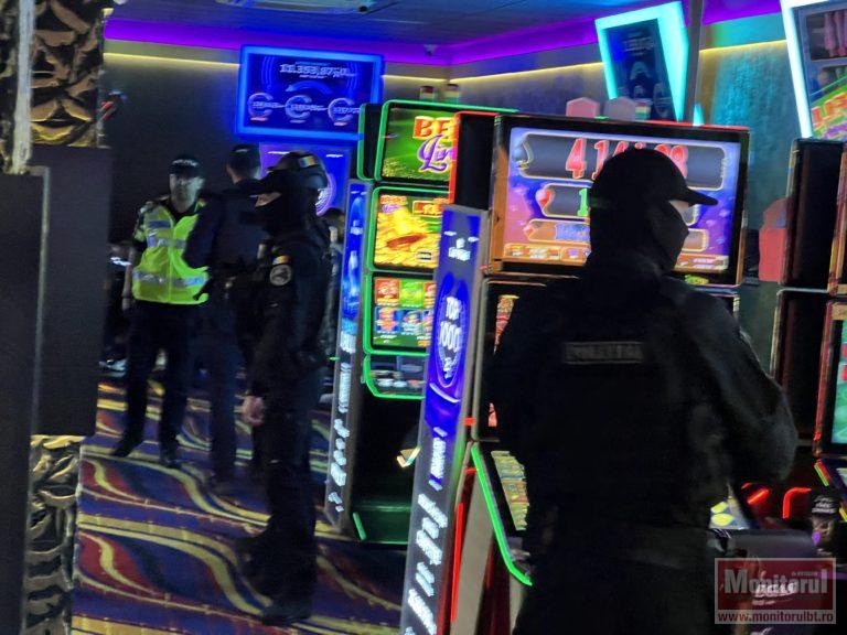 Păcănele ilegale descoperite în județ. Prejudiciu uriaș estimat de polițiști