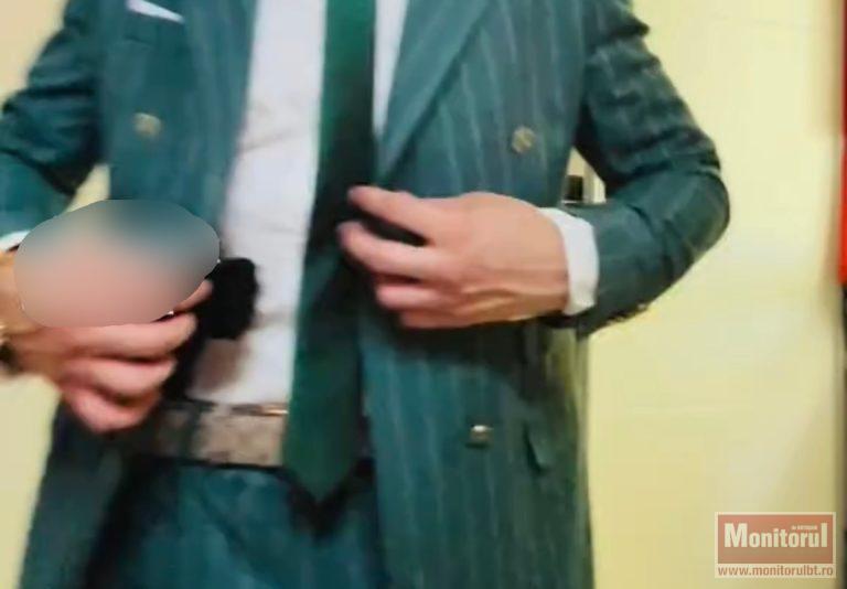 Tânăr trezit cu mascaţii după o postare pe internet cu o armă (VIDEO)