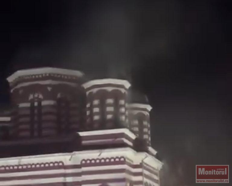 Incendiu la catedrala “Adormirea Maicii Domnului” din Dorohoi (VIDEO)