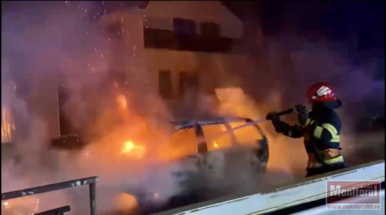 Mașini în flăcări în județ. O mașină incendiată intenționat, o alta a ars în mers (VIDEO)