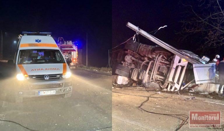 Eforturi uriașe pentru un șofer prins sub propriul camion. Descarcerat aproape două ore de pompieri